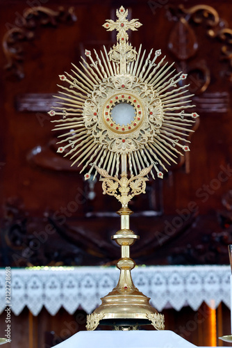 Obraz na płótnie Gilded Monstrance on Catholic Church Altar