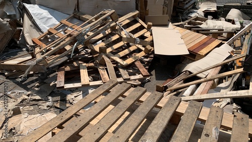 Foto Pile of discarded wooden pallets and construction debris collected for waste dis
