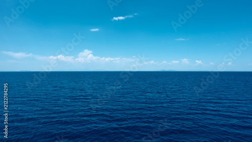 Canvas Print Endless sea under blue sky with light clouds