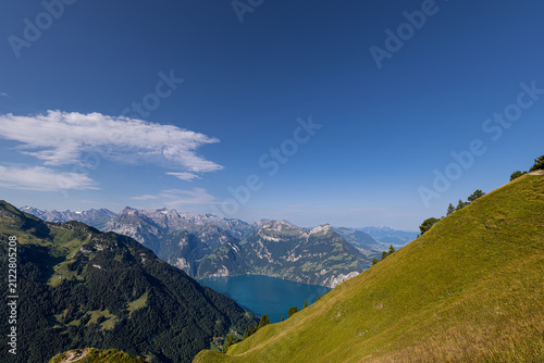 Foto Gratwanderung Stoos – Auf dem Weg zum Fronalpstock mit Blick auf See und Berge,