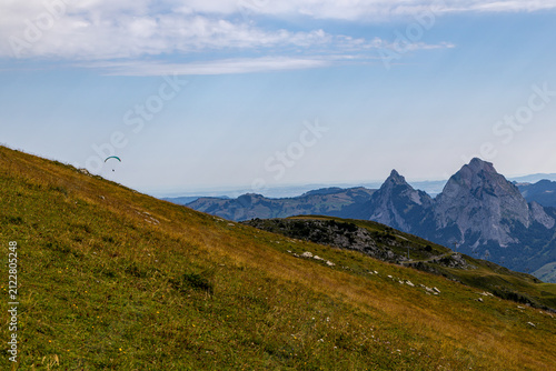 Gleitschirm am Hang vor dem Bergpanorama Kleiner Mythen und Grosser Mythen, Stoss, Kanton Schwyz, Schweiz