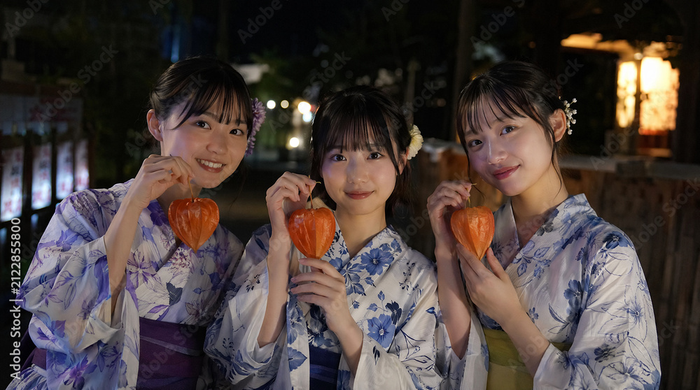 Fototapeta premium ほおづきを手にした３人の浴衣姿の女の子（若い女性）日本人の夏