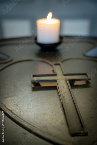 Quadro su tela Christian cross and burning candle symbolizing faith, prayer and hope