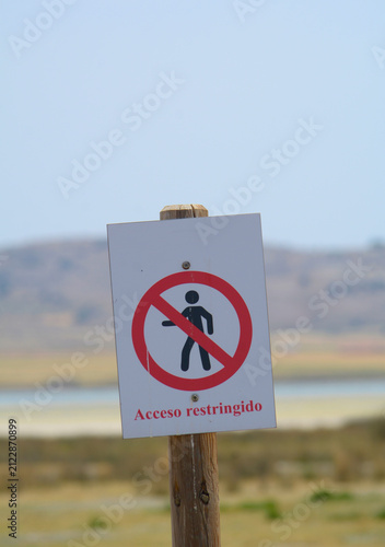 Фотография No trespassing sign near the lake's security zone