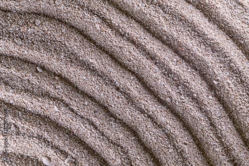 Bild auf Leinwand Raked Beach Sand Texture With Shell Fragments and Curved Ripple Patterns Macro B