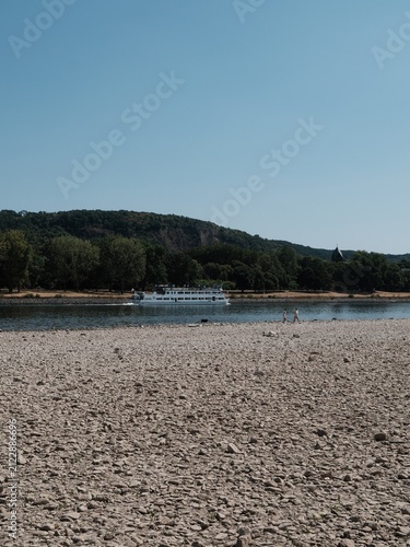 Blick über den Rhein bei sehr niedrigem Wasser wegen Trockenheit
