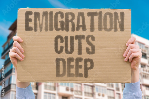 Canvastavla "Emigration Cuts Deep" Show the profound social cost of skilled exit