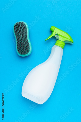 Foto Eco-Friendly Cleaning: Spray Bottle and Brush on Blue Background for Sustainable