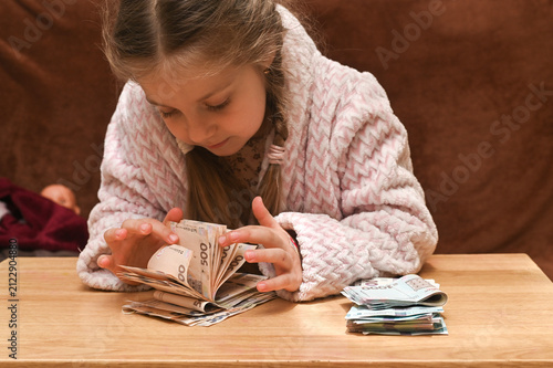Cuadro en lienzo Cute girl counting money