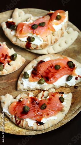 Pita with salmon and capers