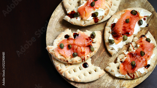 Pita with salmon and capers