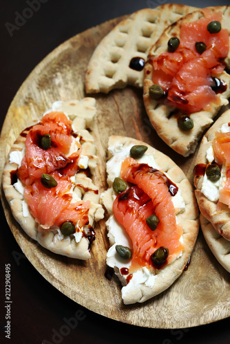 Pita with salmon and capers