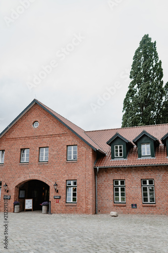 Foto Historic red brick building with a reception entrance and gabled roof