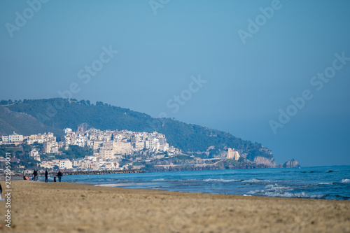 Foto View on sandy shoreline near Sperlonga and Terracina, Italy, with sandy beaches,