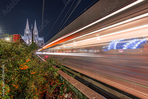 Leuchtspuren eines einfahrenden Zuges vor dem Kölner Hauptbahnhof