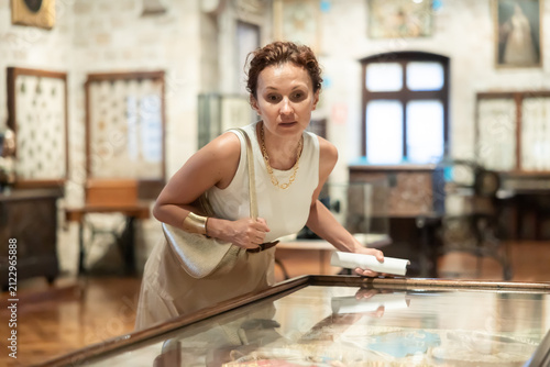 Foto Stylish attractive woman in mid-forties illustrating keen interest in cultural h