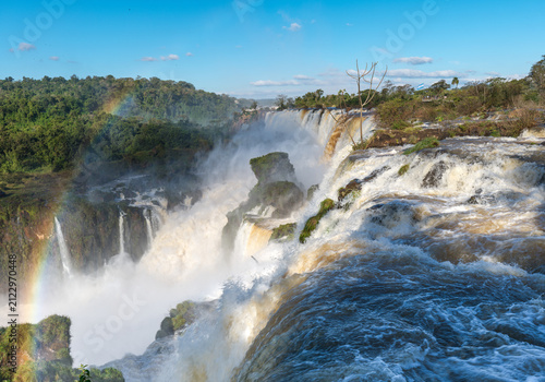 Foto Turbulent Cascades and Rock Pinnacles at the Brink of Iguazu Falls