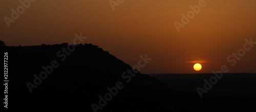 Cuadro en lienzo Fotografía de paisaje al atardecer apta para ilustración editorial, diseño gráfico, decoración y contenido en redes sociales