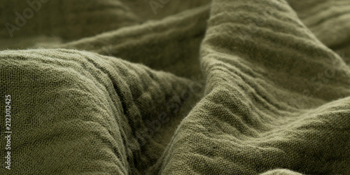 Foto Olive green muslin fabric, soft cotton textile, wrinkled gauze cloth