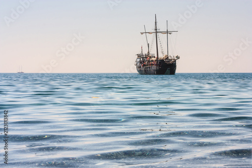Foto Beautiful seascape - view of morning sea with tourist sightseeing ship in the ba