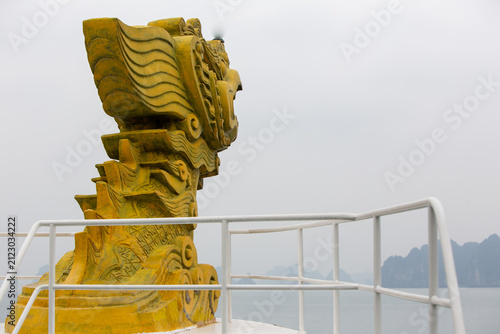 Cuadro en lienzo Golden Dragon Figurehead on a Cruise Ship in Ha Long Bay, Vietnam