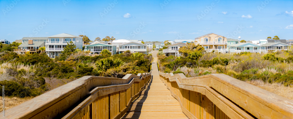 Fototapeta premium Wooden boardwalk leads to beach houses in South Carolina
