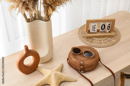 Summer vacation flat lay wi...