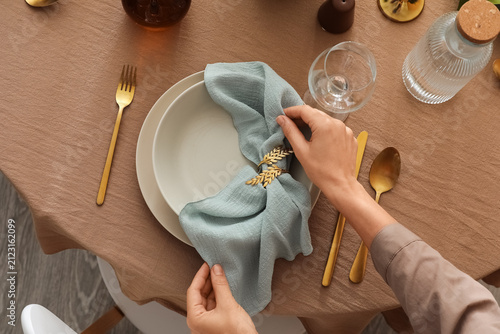 Womans hands arranging a li...