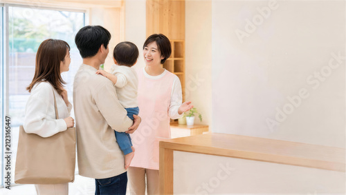 こども誰でも通園制度の初回受け入れで親子を迎える保育士
