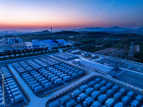 Fotografía Large-scale energy storage power station captured in aerial view during twilight