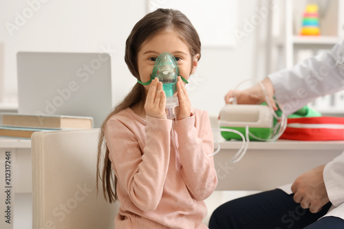 Little girl with doctor usi...