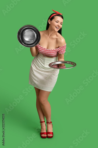 Beautiful young waitress wi...