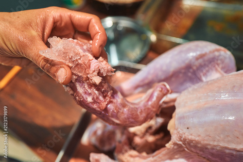 Foto Hand pulling giblets from inside a raw turkey