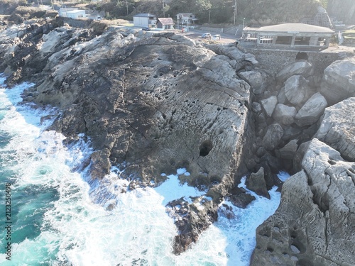 Foto Aerial View of the Sado Potholes and Coastal Rock Formations in Kagawa, Japan
