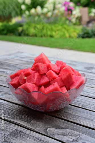 Geschnittene Wassermelone in Glasschüssel auf dem Holztisch