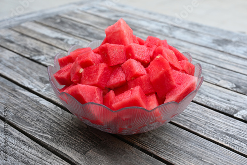 Geschnittene Wassermelone in Glasschüssel auf dem Holztisch
