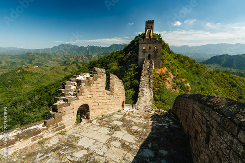 Quadro su tela Great Wall of China remote outpost and ruins in green countryside