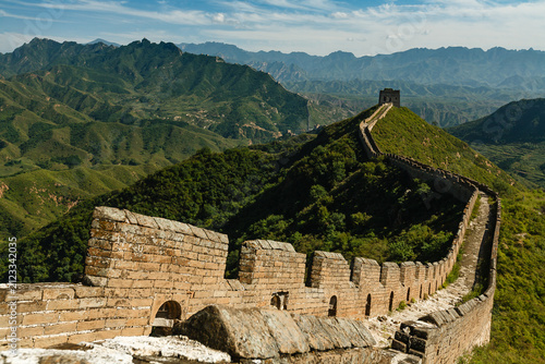 Bild auf Leinwand Expansive view of stretch of the Great Wall of China and green mountainous count