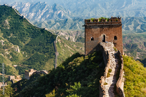 Foto Closeup of tower entrance on Great Wall of China with mountainous  countryside i