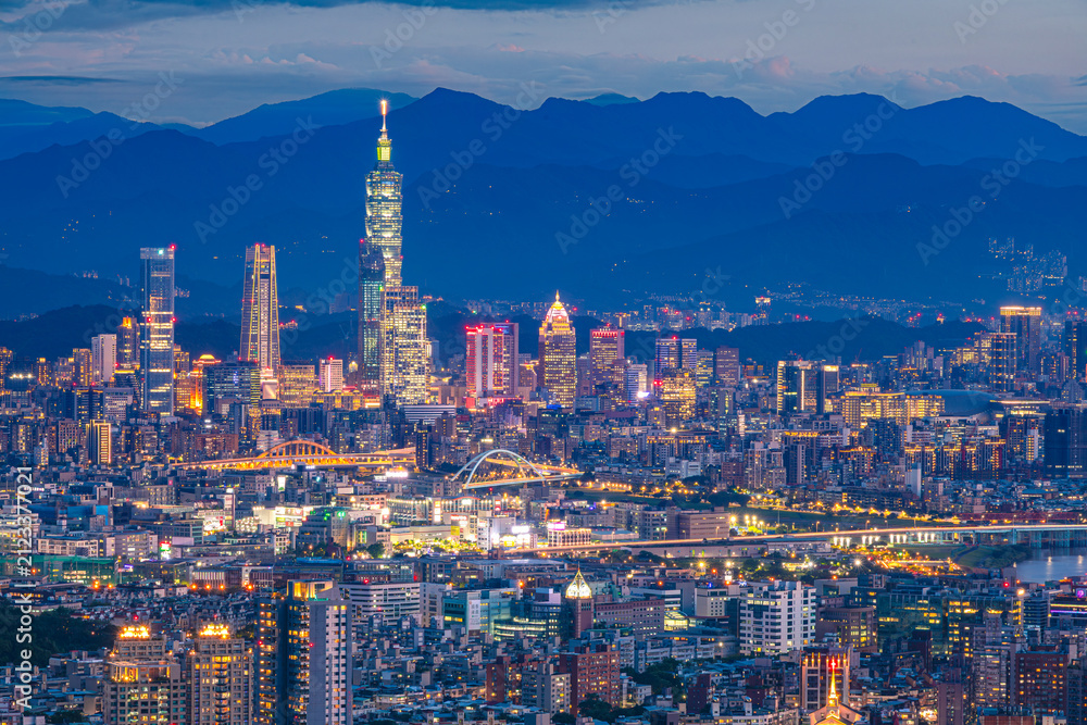 Naklejka premium Taipei 101 and city skyline illuminated at blue hour