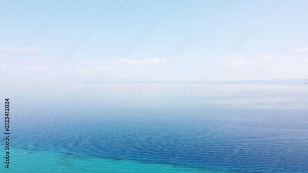 Fototapeta premium High Altitude Aerial View of Two Tone Turquoise and Deep Blue Ocean Water