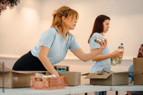 Fotografía Volunteers packing food donations for charity work