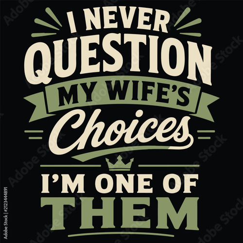 Foto A humorous, typographic design declares I NEVER QUESTION MY WIFE'S CHOICES, I'M ONE OF THEM, presented in bold, retro-style lettering with decorative accents