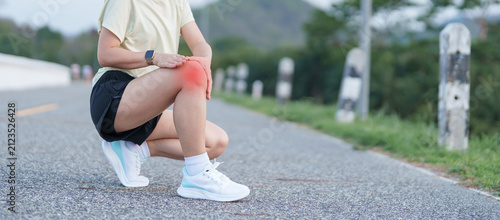 Photography Young adult female runner with knee pain from ACL injury or patellofemoral syndrome