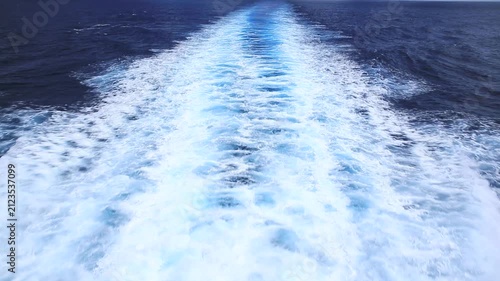 船の航跡と海と空
