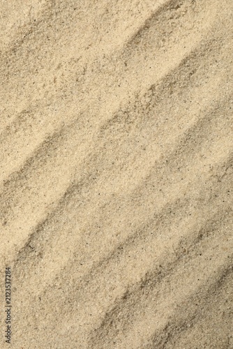 Foto Beach sand background. Sand dune on the beach. Vertical view