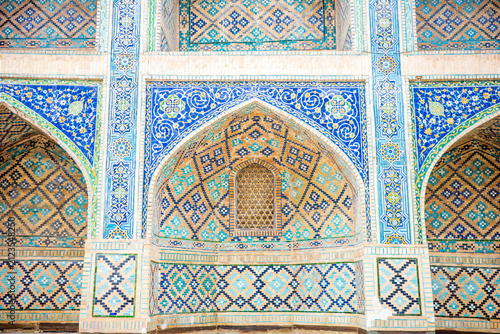Obraz na plátne Close-up of the stunning blue and turquoise mosaic tilework decorating the facade of a historic madrasa in Bukhara, Uzbekistan