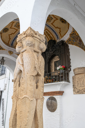 Fotografie Detalle pilar jónico con silueta antropomórfica en el templete de los Dolores en