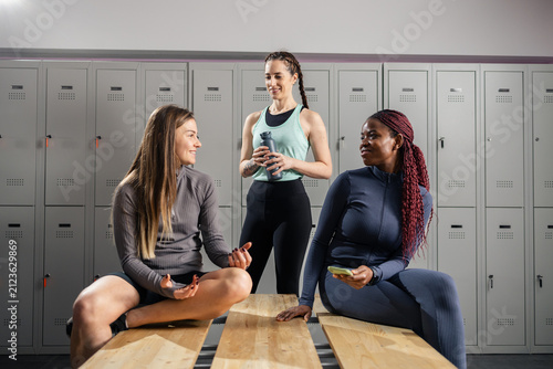 Canvas Print Diverse women friends talking in gym changing room