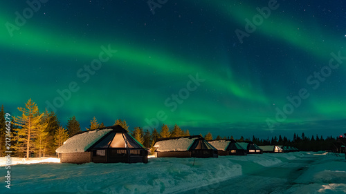 Fotografía Snow-covered village, Lapland, Northern Finland, rural houses with glass roof, snow covered